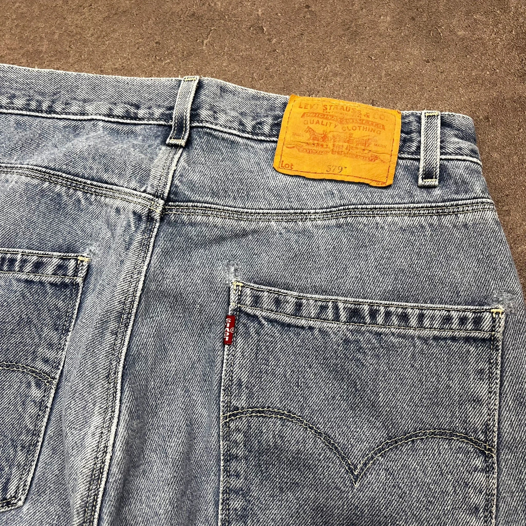 Detail Gesäßtasche mit rotem Tab