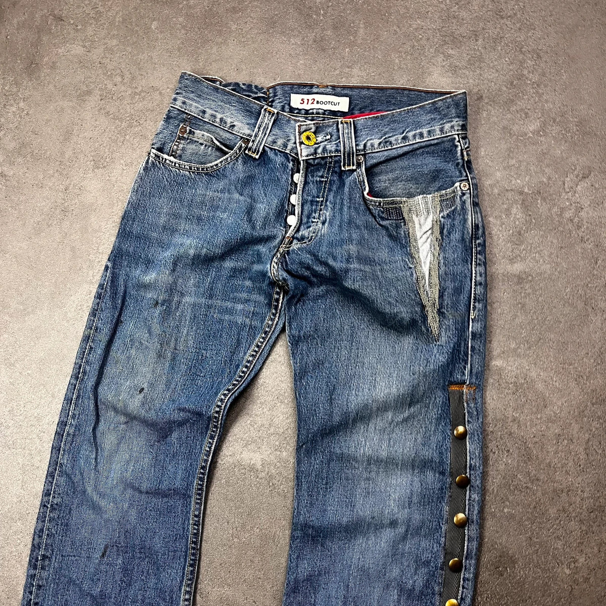 Vintage Levi's 512 Bootcut Custom W29 L28 mit Druckknopf-Leiste und rotem Futter – Ansicht 3