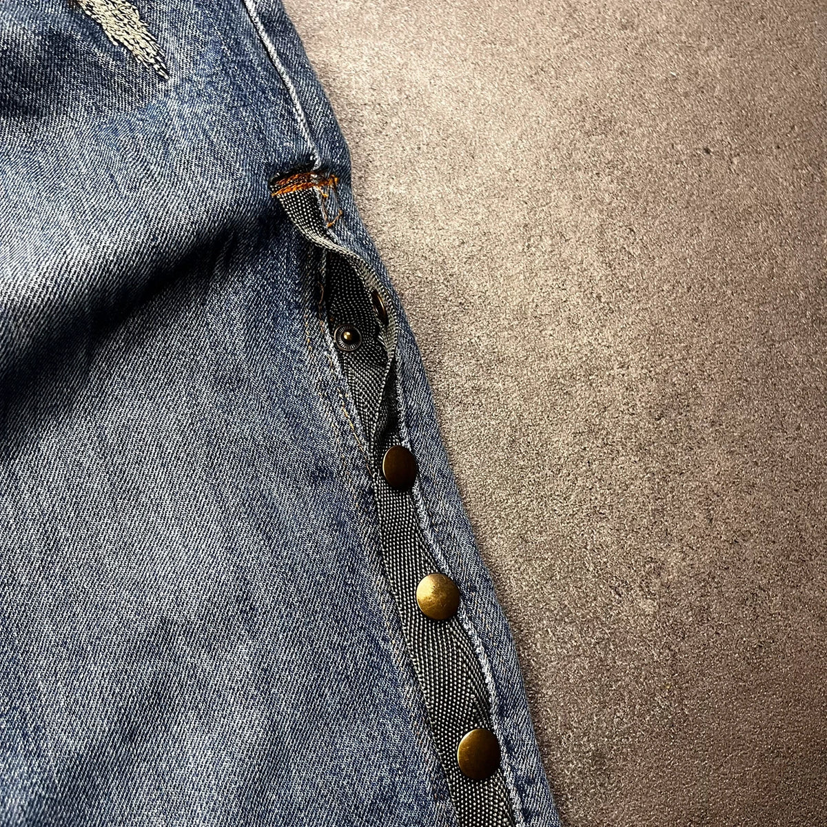 Vintage Levi's 512 Bootcut Custom W29 L28 mit Druckknopf-Leiste und rotem Futter – Ansicht 6